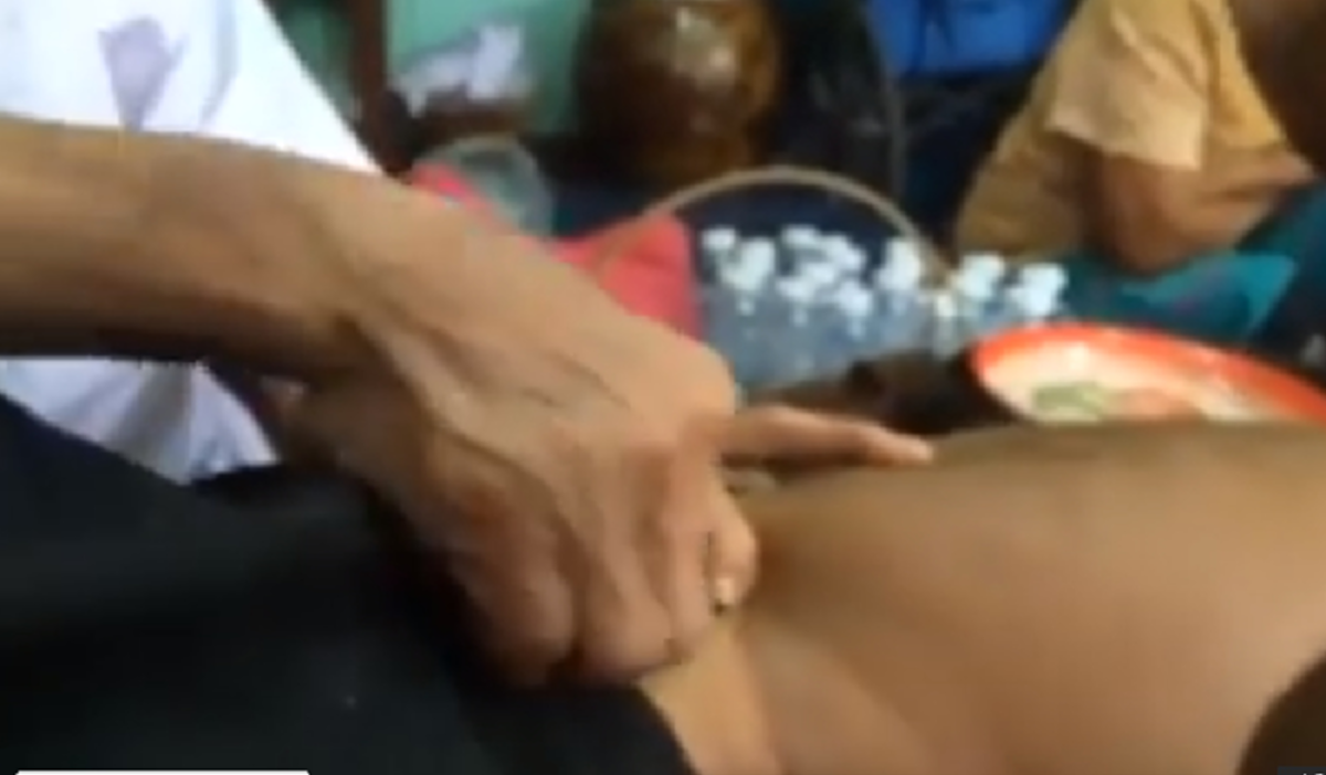 ขนลุก!! เปิดคลิปสุดพิศวง คุณยายใช้มือเปล่าดึงเอาตะปูออกจากผิวหนังคนโดนของ ชาวเน็ตวิจารณ์สนั่นโซเชียล ของจริงหรือของปลอม?! (มีคลิป)