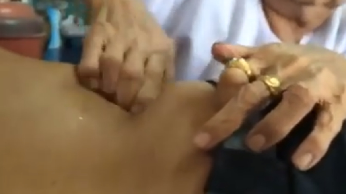 ขนลุก!! เปิดคลิปสุดพิศวง คุณยายใช้มือเปล่าดึงเอาตะปูออกจากผิวหนังคนโดนของ ชาวเน็ตวิจารณ์สนั่นโซเชียล ของจริงหรือของปลอม?! (มีคลิป)