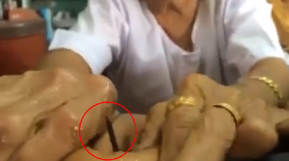 ขนลุก!! เปิดคลิปสุดพิศวง คุณยายใช้มือเปล่าดึงเอาตะปูออกจากผิวหนังคนโดนของ ชาวเน็ตวิจารณ์สนั่นโซเชียล ของจริงหรือของปลอม?! (มีคลิป)