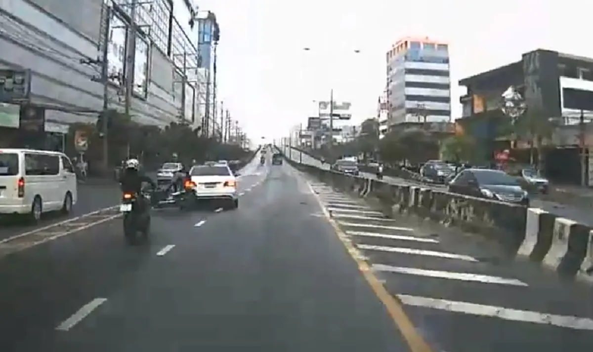 ขับเเบบนี้..ฆาตกรชัดๆ! "เบนซ์"คันหรู คิดจะเบรคก็เบรค ปาดหน้ากะทันหันคอสะพาน??!! สงสาร"2 มอเตอร์ไซค์"ต้องมาฟาดเคราะห์..ลอยปลิวบาดเจ็บ!!(คลิป)