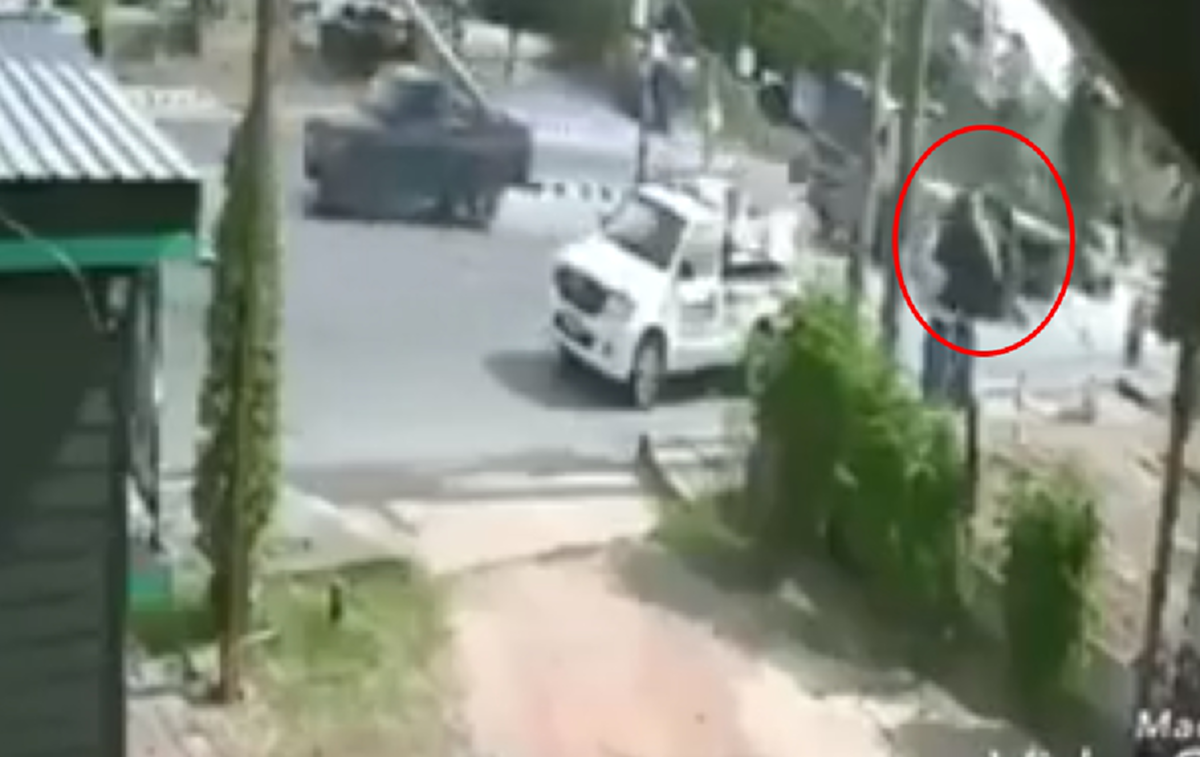 วินาทีเฉียดตาย!? เหล็กแผ่นม้วนหนัก 20 ตัน หลุดจากรถบรรทุกกลิ้งเข้าร้านกาแฟวิ่งหนีเอาชีวิตรอดโกลาหล (คลิป)