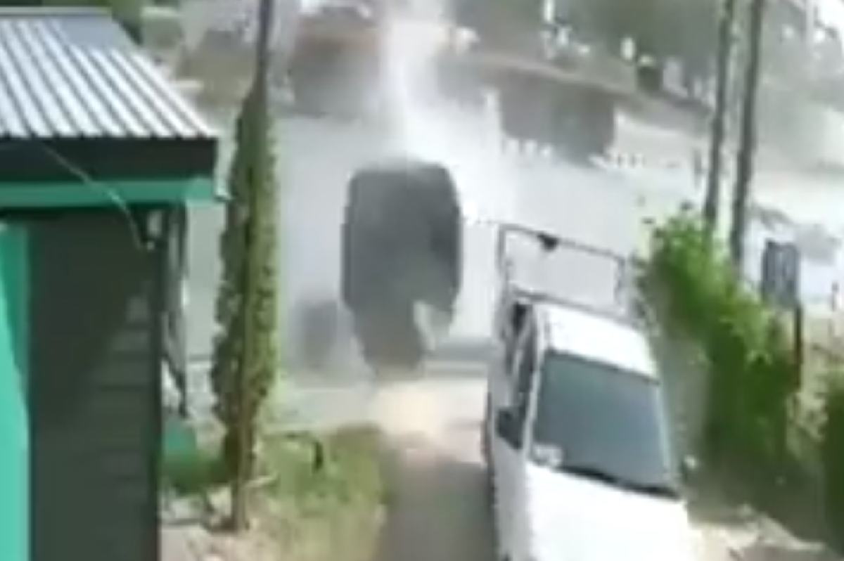 วินาทีเฉียดตาย!? เหล็กแผ่นม้วนหนัก 20 ตัน หลุดจากรถบรรทุกกลิ้งเข้าร้านกาแฟวิ่งหนีเอาชีวิตรอดโกลาหล (คลิป)