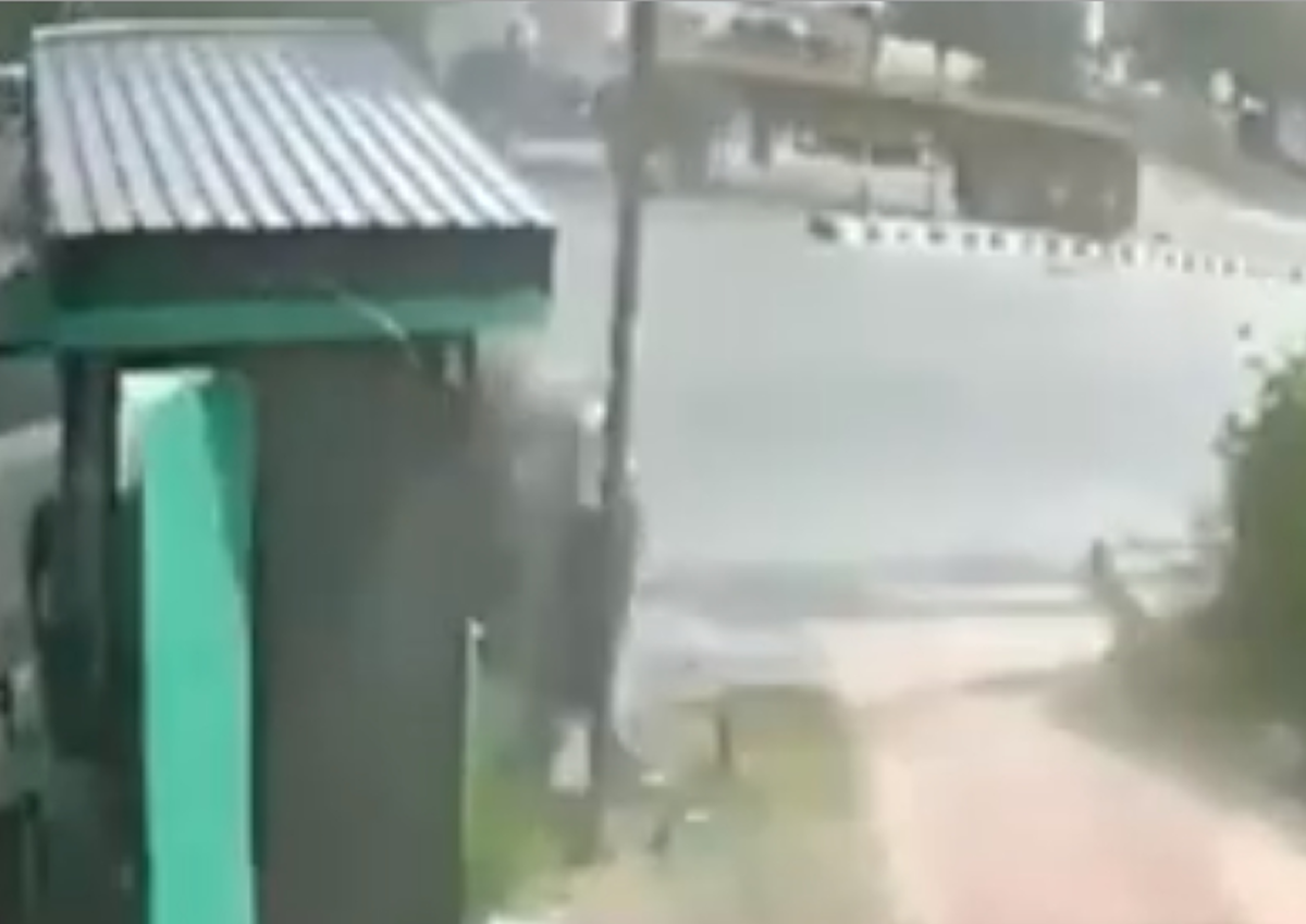 วินาทีเฉียดตาย!? เหล็กแผ่นม้วนหนัก 20 ตัน หลุดจากรถบรรทุกกลิ้งเข้าร้านกาแฟวิ่งหนีเอาชีวิตรอดโกลาหล (คลิป)