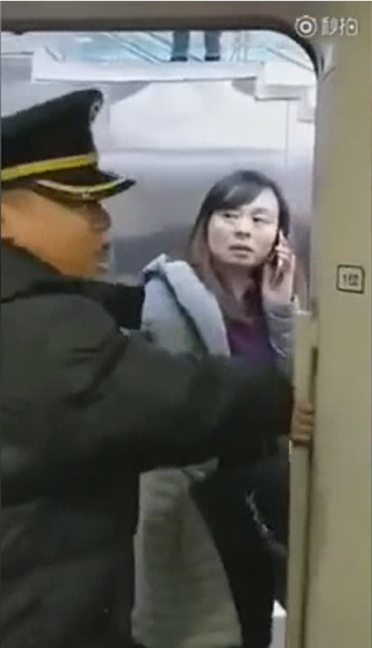 (คลิป) โคตรขวางจักรวาล! หญิงจีนกลัวสามีไม่ได้ไปด้วย ยืนขวางประตูรถไฟไม่ให้ปิด ร้องลั่น "รอสามีฉันก่อน!" ทำวุ่นทั้งสถานี