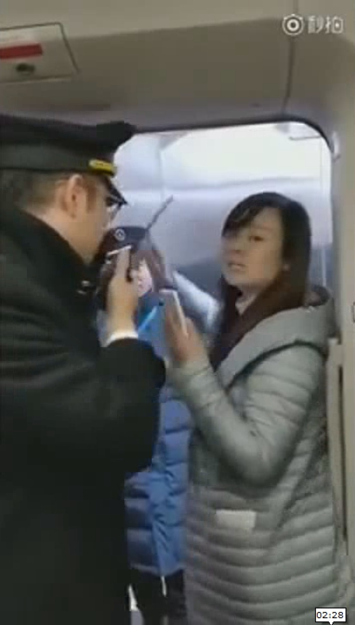 (คลิป) โคตรขวางจักรวาล! หญิงจีนกลัวสามีไม่ได้ไปด้วย ยืนขวางประตูรถไฟไม่ให้ปิด ร้องลั่น "รอสามีฉันก่อน!" ทำวุ่นทั้งสถานี