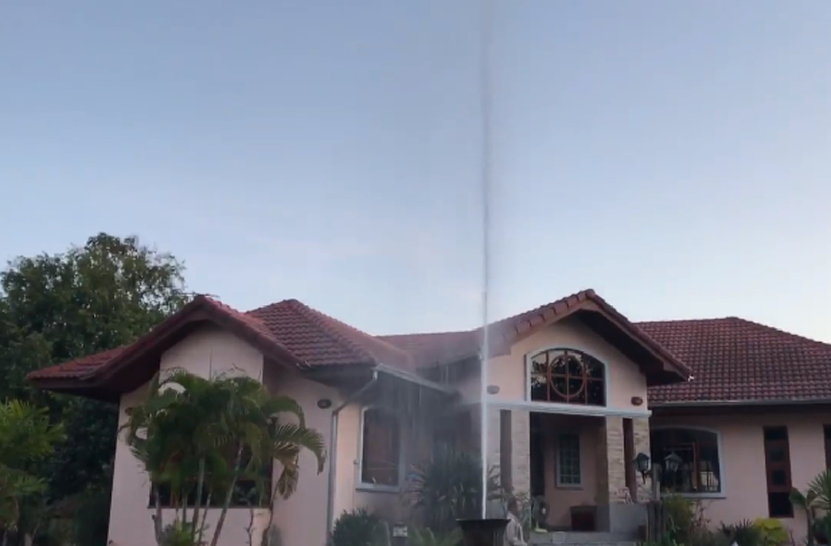 คนแห่ดูเป็นล้าน!!! เรียกเสียงฮาทั้งโซเชียล!!! เมื่อหนุ่มรีวิวการ "ติดน้ำพุหน้าบ้าน" บอกช่างขอแรงๆ พอเสร็จถึงกับตะลึงในอานุภาพ!!!! (คลิป)