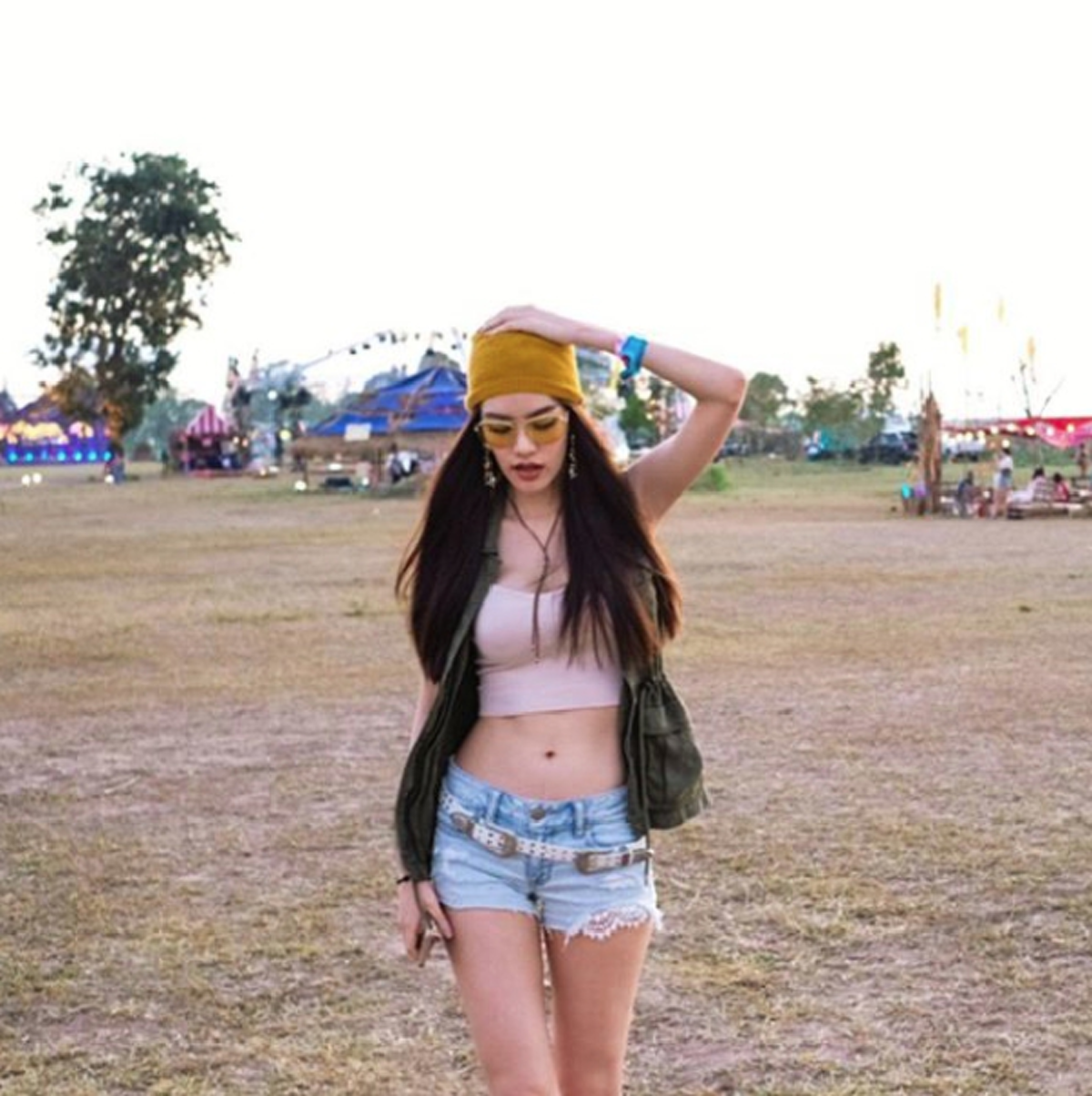 โฟกัสผิดที่ !!! "เกรซ กาญจน์เกล้า" ใส่ชุดราตรีกำมะหยี่สีเนื้อ ทำเอาแฟนคลับเบี่ยงเบนสายตาไปจากความขาวโอโม่ของเธอ !? (ภาพ)