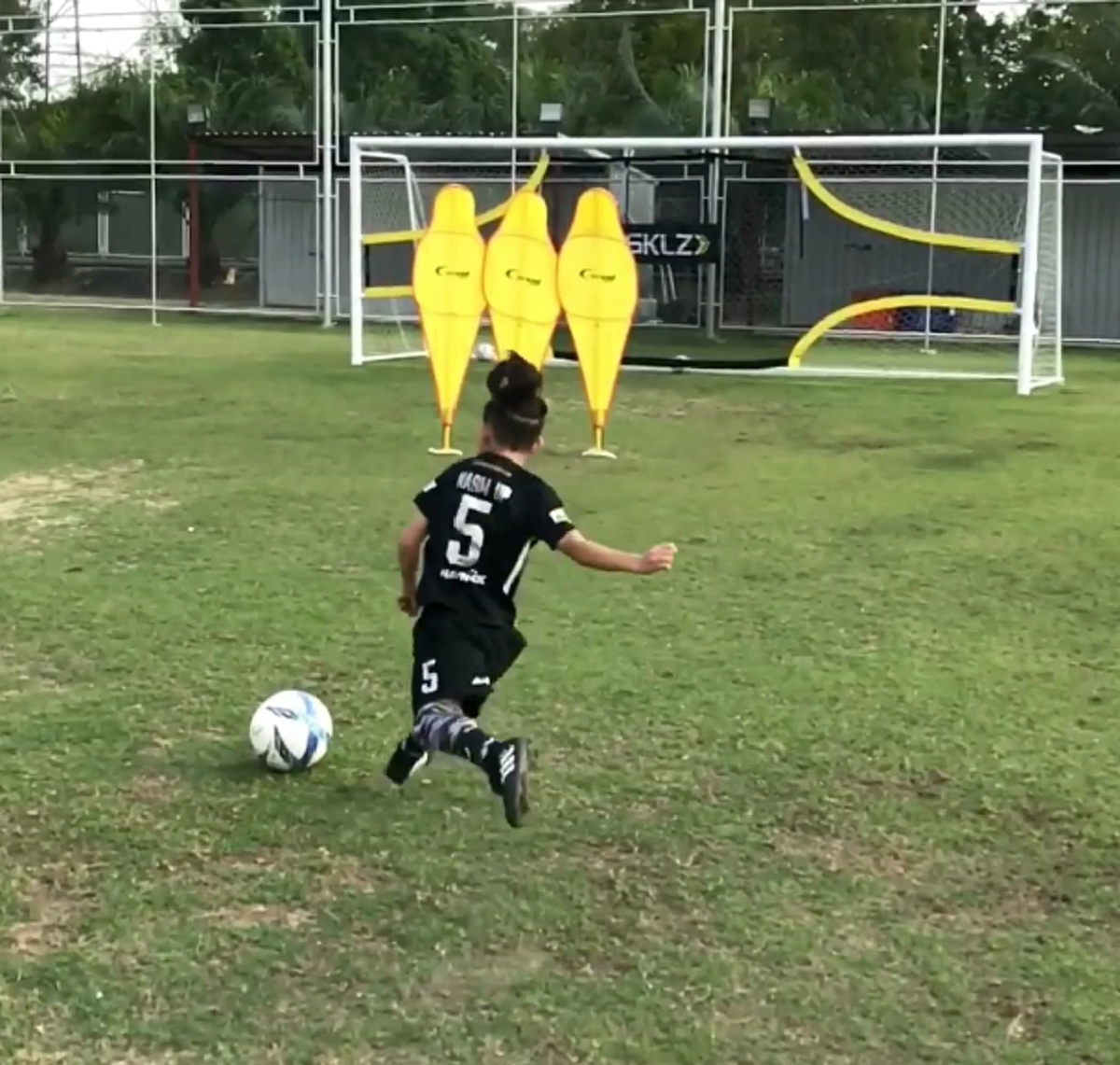 ฝรั่งยังทึ่ง!! สื่อนอกเผยแพร่คลิปลีลาซ้ายสังหาร "น้องวอร์มอัพ" ลูกไม้ใต้ต้น ภานุพงษ์ วงศ์ษา อดีตกัปตันแข้งทีมชาติ  ที่อนาคตอาจก้าวขึ้นมาโด่ง