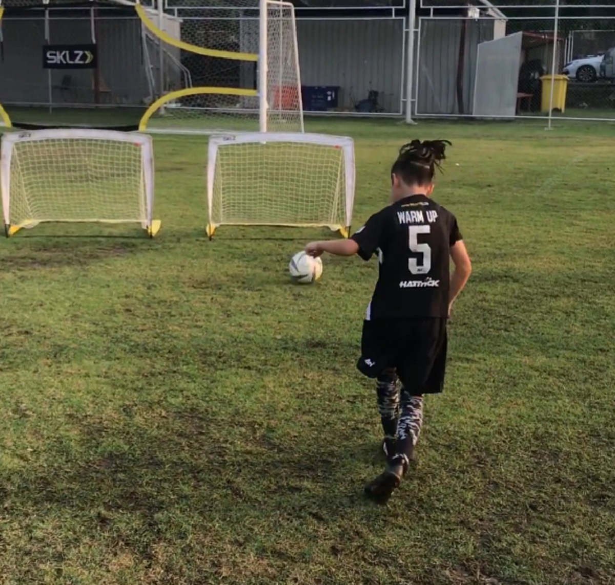 ฝรั่งยังทึ่ง!! สื่อนอกเผยแพร่คลิปลีลาซ้ายสังหาร "น้องวอร์มอัพ" ลูกไม้ใต้ต้น ภานุพงษ์ วงศ์ษา อดีตกัปตันแข้งทีมชาติ  ที่อนาคตอาจก้าวขึ้นมาโด่ง