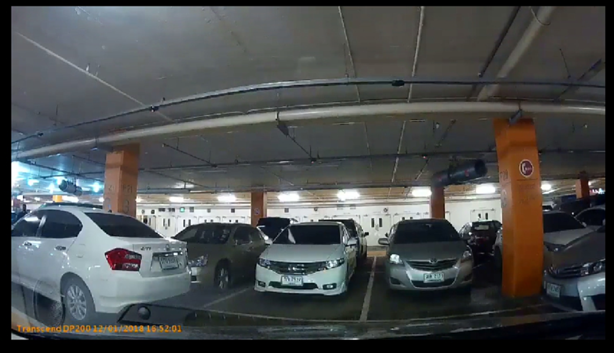 ทำแบบนี้ก็ได้หรอ?!!! สาวเห็นช่องว่างถอยเข้าจอดในห้างดัง กลับโดนเคาะกระจกเสียงดังสนั่น หาว่าไร้มารยาท บอกรถราชการจะมาจอด (ชมคลิป)