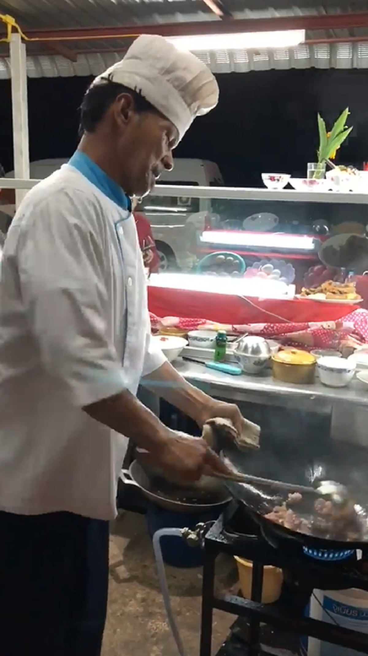 เปิดพิกัด!!! ข้าวต้มสู้ชีวิต "ลุง" อดีตเชฟดีเด่น 29 ปี จัดเต็มใส่ชุดเต็มยศผัดอาหารขายข้างทาง ด้วยรสชาติระดับห้าดาวแต่ราคาถูกแบบคนกินยังอึ้ง!