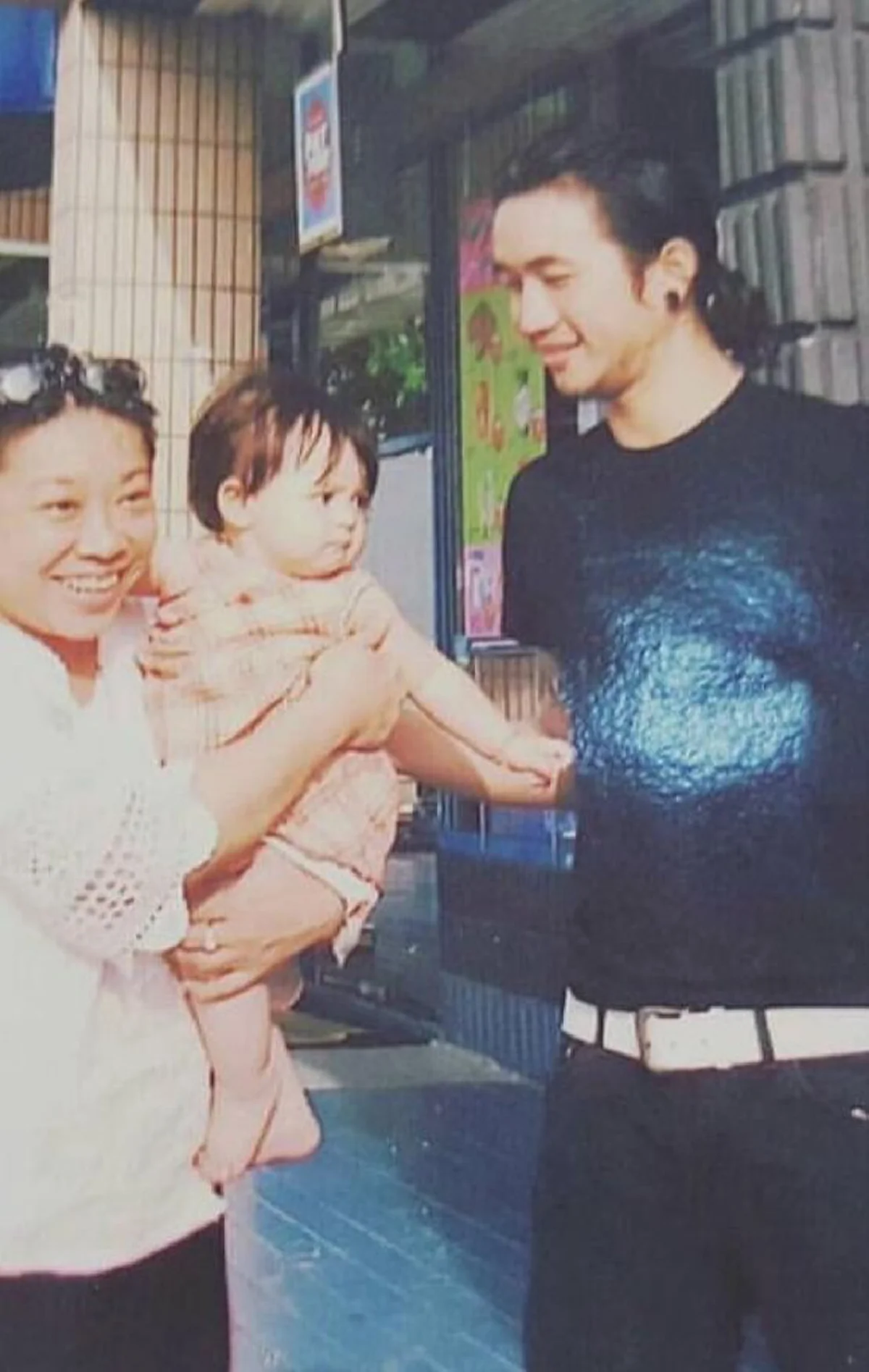 ถอดแบบญาญ่ามาเป๊ะ !! "เด็กน้อย" ถ่ายรูปกับ "พี่ตูน" 13 ปีผ่านไปโตเป็นสาวแล้ว สวยมาก แถมหน้าเหมือนซุปตาร์ชื่อดังอีกด้วย !! (ชมภาพ)