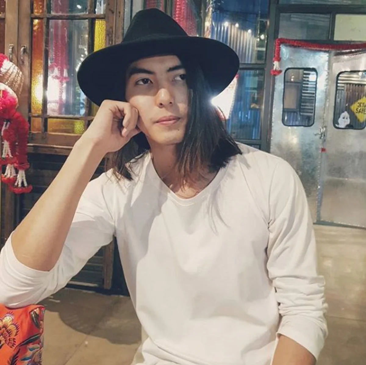 อึ้งทั้งวงการ !! "หนุ่มหล่อ" มาดเซอร์ ผมยาว! ที่มีข่าวลือแบบงงๆ ว่าเป็นรักครั้งใหม่ "เจนี่ เทียนโพธิ์สุวรรณ" ส่องไลฟ์สไตล์แล้วไม่ธรรมดา! ดีก