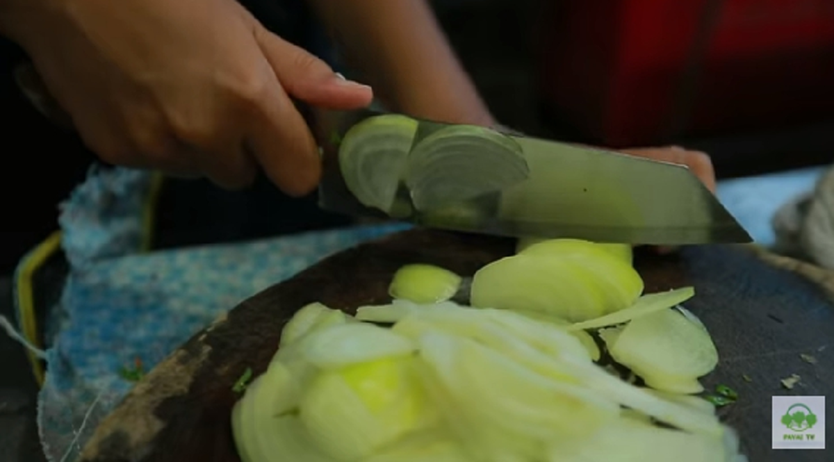 หัวใจสุดแกร่ง! น้องผักกาด เด็กหญิงชั้น ม.3 ถูกพ่อแม่ทิ้งให้ใช้ชีวิตเพียงลำพัง ต้องทำงานหลังเลิกเรียนวันล่ะ 9 ชั่วโมง เพื่อหาเลี้ยงตัวเอง