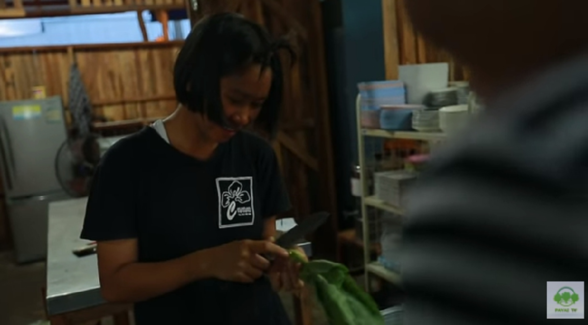 หัวใจสุดแกร่ง! น้องผักกาด เด็กหญิงชั้น ม.3 ถูกพ่อแม่ทิ้งให้ใช้ชีวิตเพียงลำพัง ต้องทำงานหลังเลิกเรียนวันล่ะ 9 ชั่วโมง เพื่อหาเลี้ยงตัวเอง