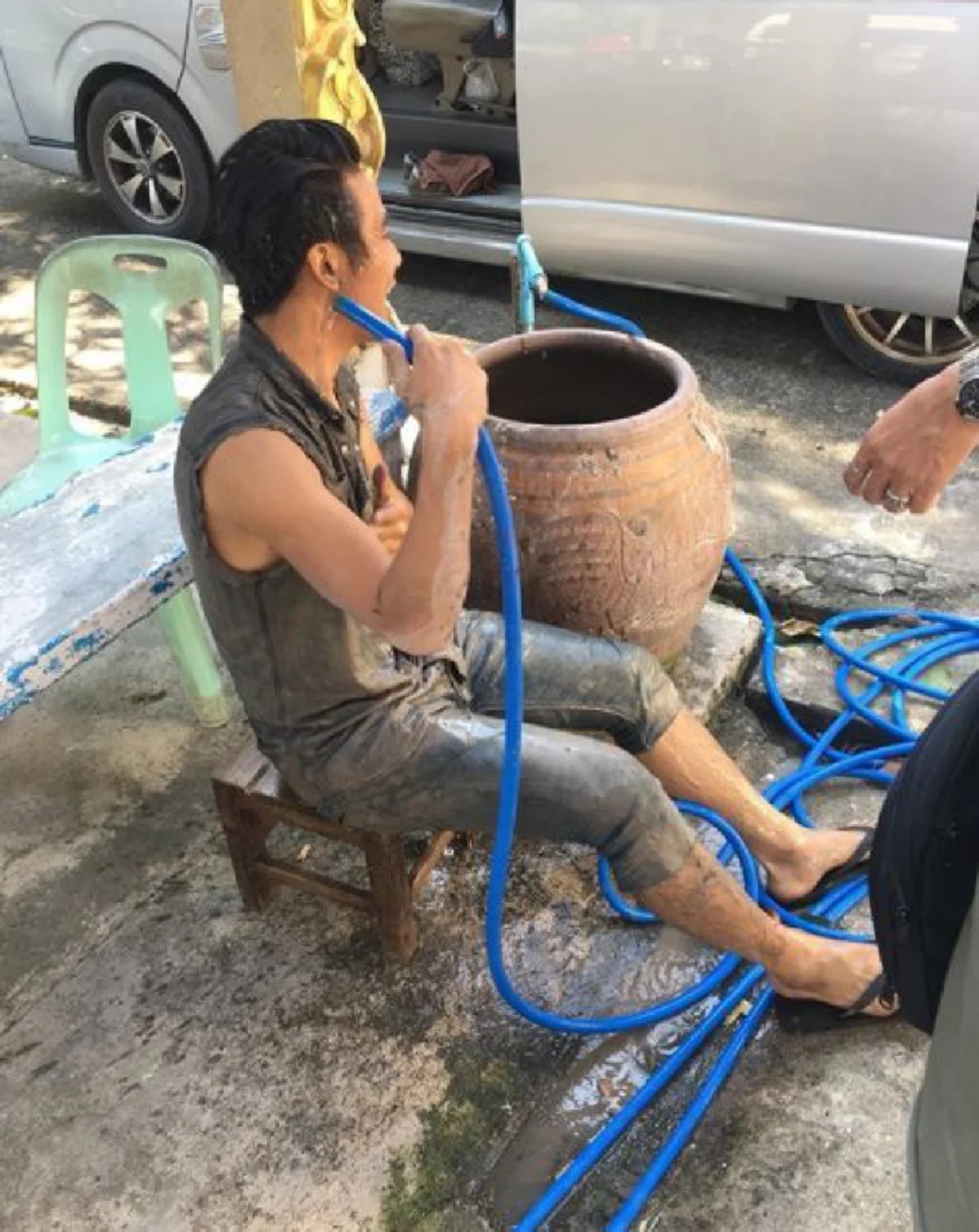 แอบส่องรองเท้าคู่ใจ !! นักร้องดังร้อยล้านวิว "ก้อง ห้วยไร่" ทำเอาแฟนคลับอึ้ง! รวยแล้ว...แต่ยังใช้ชีวิตติดดินสุดๆ ?? (ชมภาพ)