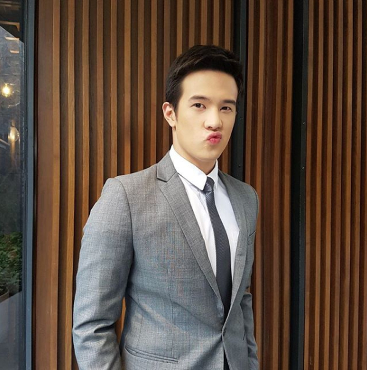 ดังแล้วแต่ไม่ลืมสิ่งที่เคยทำ !!! "เจมส์ มาร์" แวะมาสวัสดีปีใหม่ "เอ ศุภชัย" พร้อมล้างศาลพระภูมิให้ ชาวเน็ตชมกันไม่ขาดสาย !? (คลิป)