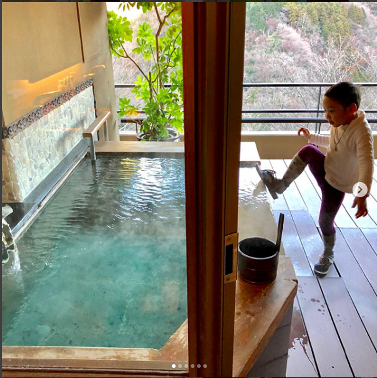 หวานข้ามประเทศ!!  "ตั๊ก บงกช" ควง "เจ้าสัวบุญชัย" สวีทญี่ปุ่น  พร้อมเผยภาพสุดแซ่บ แช่ออนเซ็น ชาวเน็ตอุทานแรง ตั้งคำถาม ถอดหมดป่าว!! (ชมภาพ)