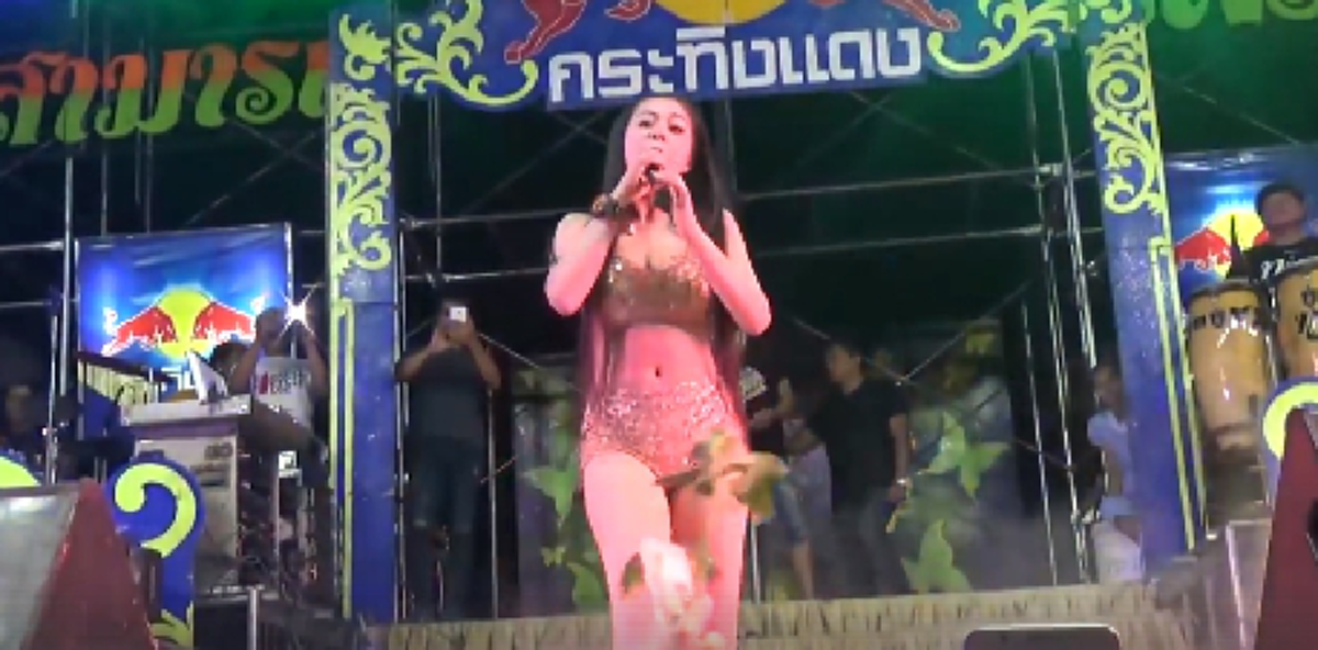 ถึงกับปรี๊ดกลางเวที!!! เมื่อจู่ๆ "ลำไย ไหทองคำ" โดนแฟนคลับกระชากแขน ดึงแน่นแบบไม่ปล่อย งานนี้ทำเอาเธอควันออกหู!!! (มีคลิป)
