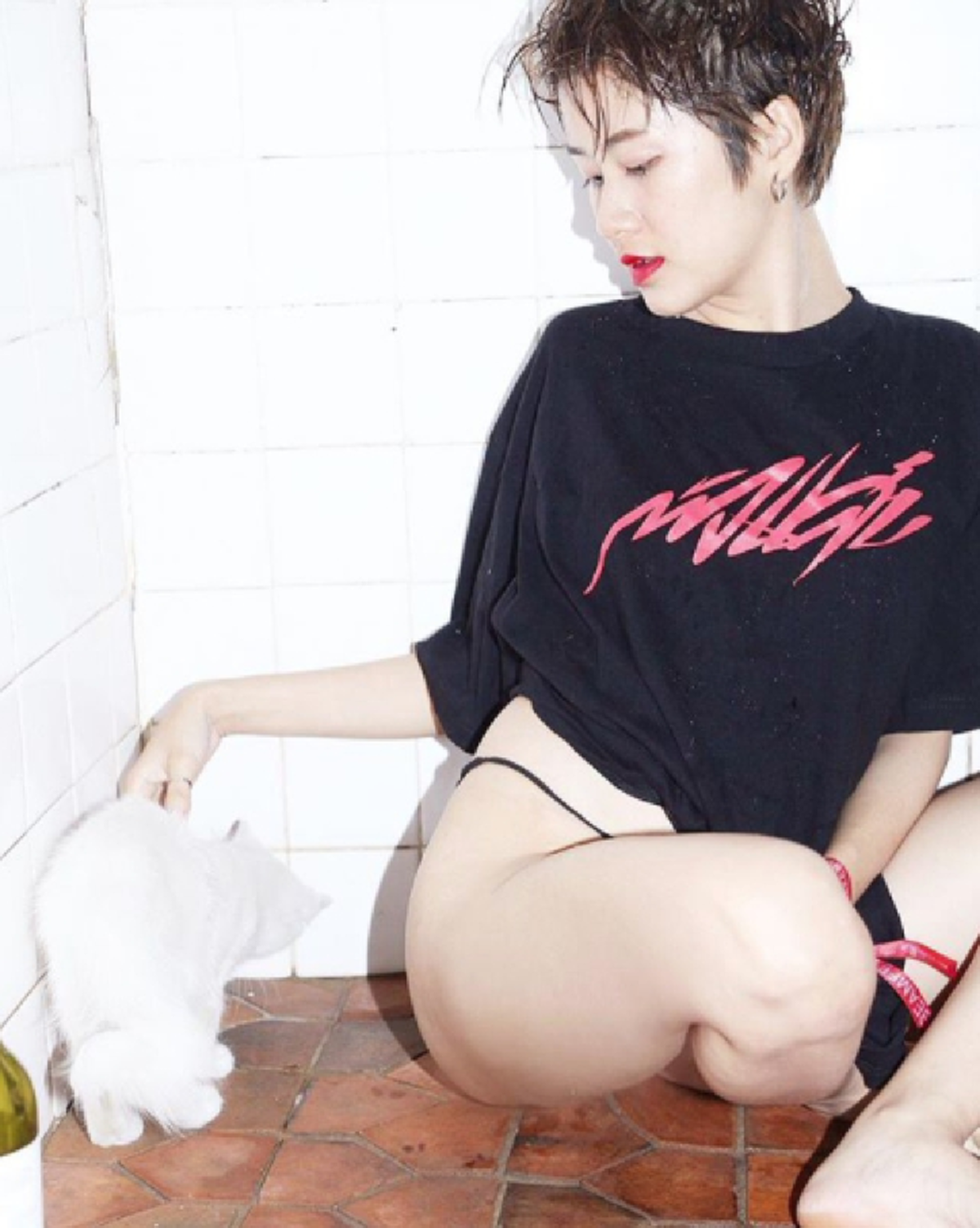 ***ยังจำกันได้ไหม !!! สาวฮิปเตอร์ถ่ายภาพคู่ตำรวจ ขณะโดนใบสั่ง ล่าสุดเปลี่ยนแนว ขอบอกไม่ธรรมดา เผ็ดจนลิ้นชา !?