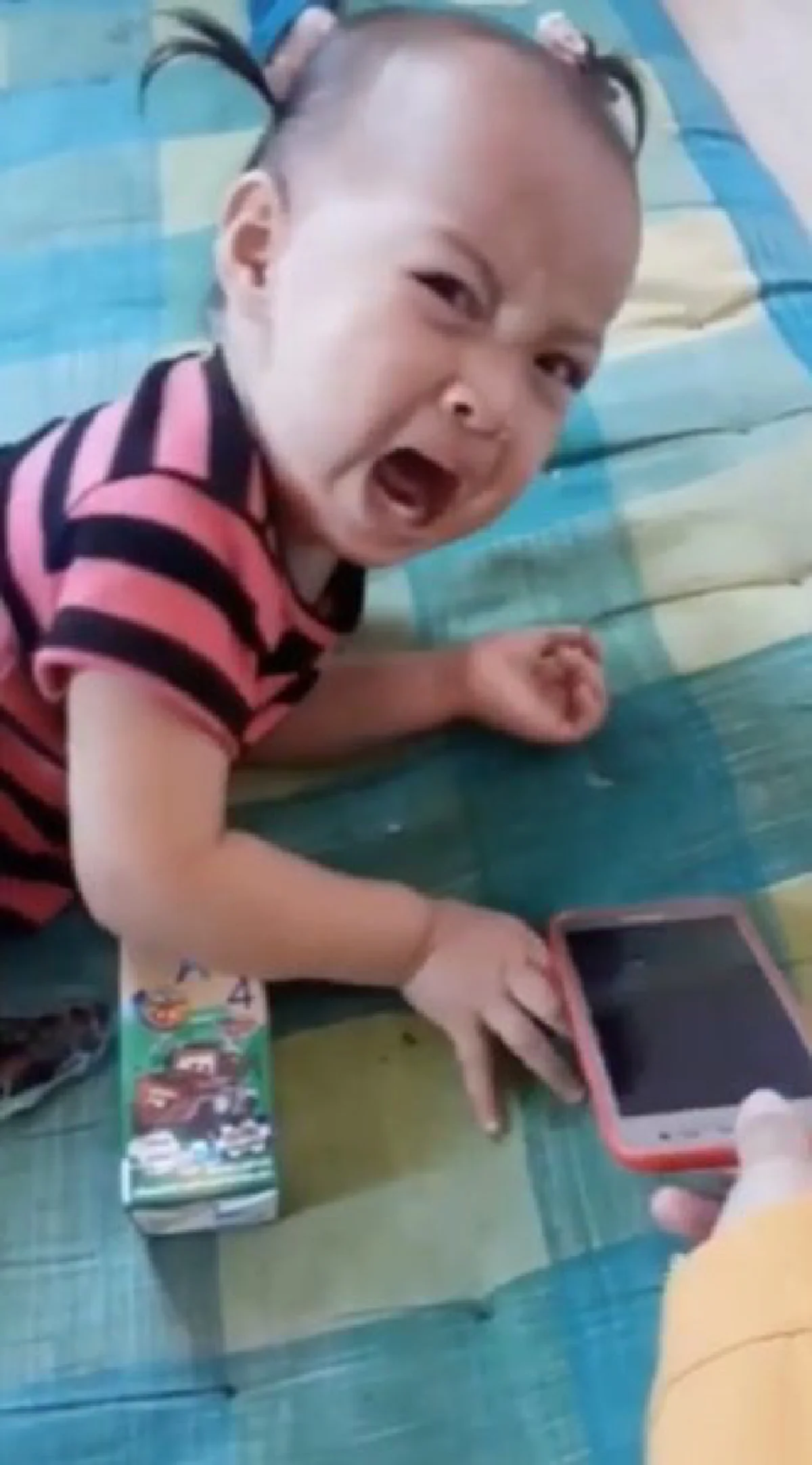 แห่ดูกันเป็นแสน!! คลิปจัดการปัญหา "  เจ้าตัวน้อยติดโทรศัพท์ "  บอกเลยไอเดียคุณแม่สุดบรรเจิดจริงๆ!!?(ชมคลิป)
