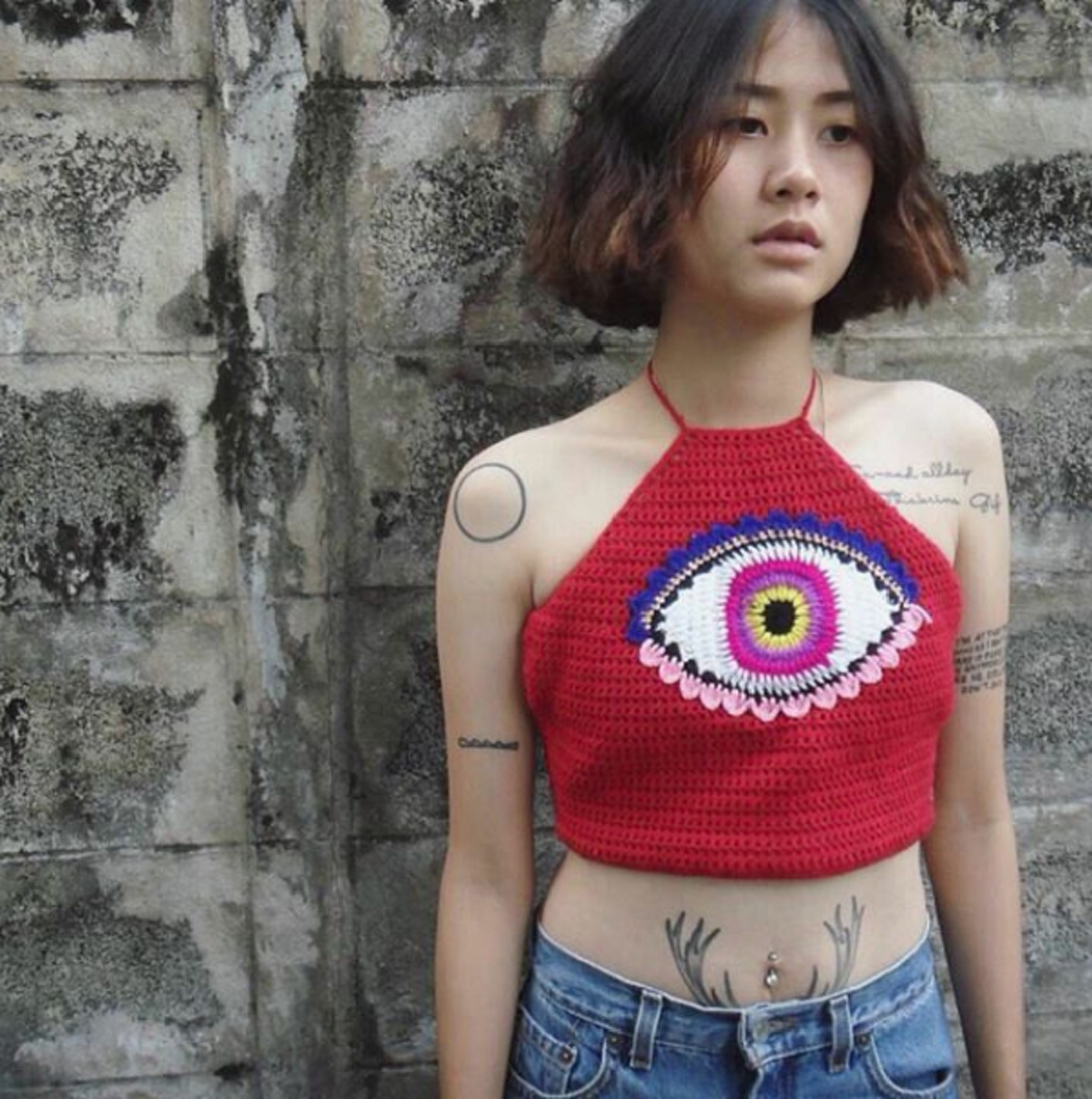 ***ยังจำกันได้ไหม !!! สาวฮิปเตอร์ถ่ายภาพคู่ตำรวจ ขณะโดนใบสั่ง ล่าสุดเปลี่ยนแนว ขอบอกไม่ธรรมดา เผ็ดจนลิ้นชา !?