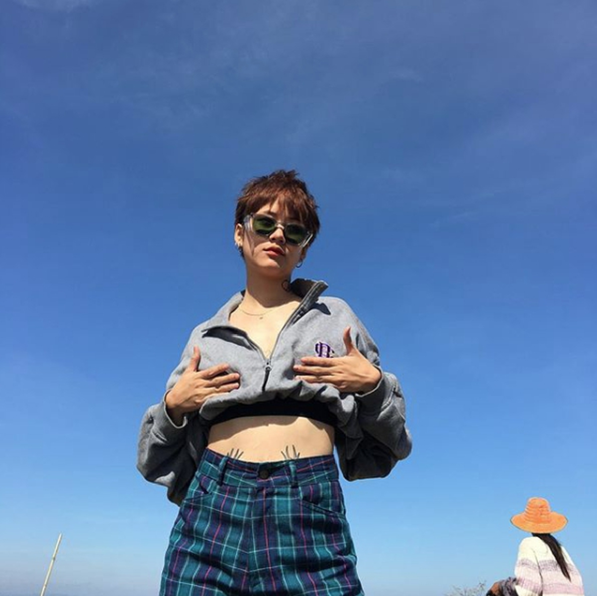 ***ยังจำกันได้ไหม !!! สาวฮิปเตอร์ถ่ายภาพคู่ตำรวจ ขณะโดนใบสั่ง ล่าสุดเปลี่ยนแนว ขอบอกไม่ธรรมดา เผ็ดจนลิ้นชา !?