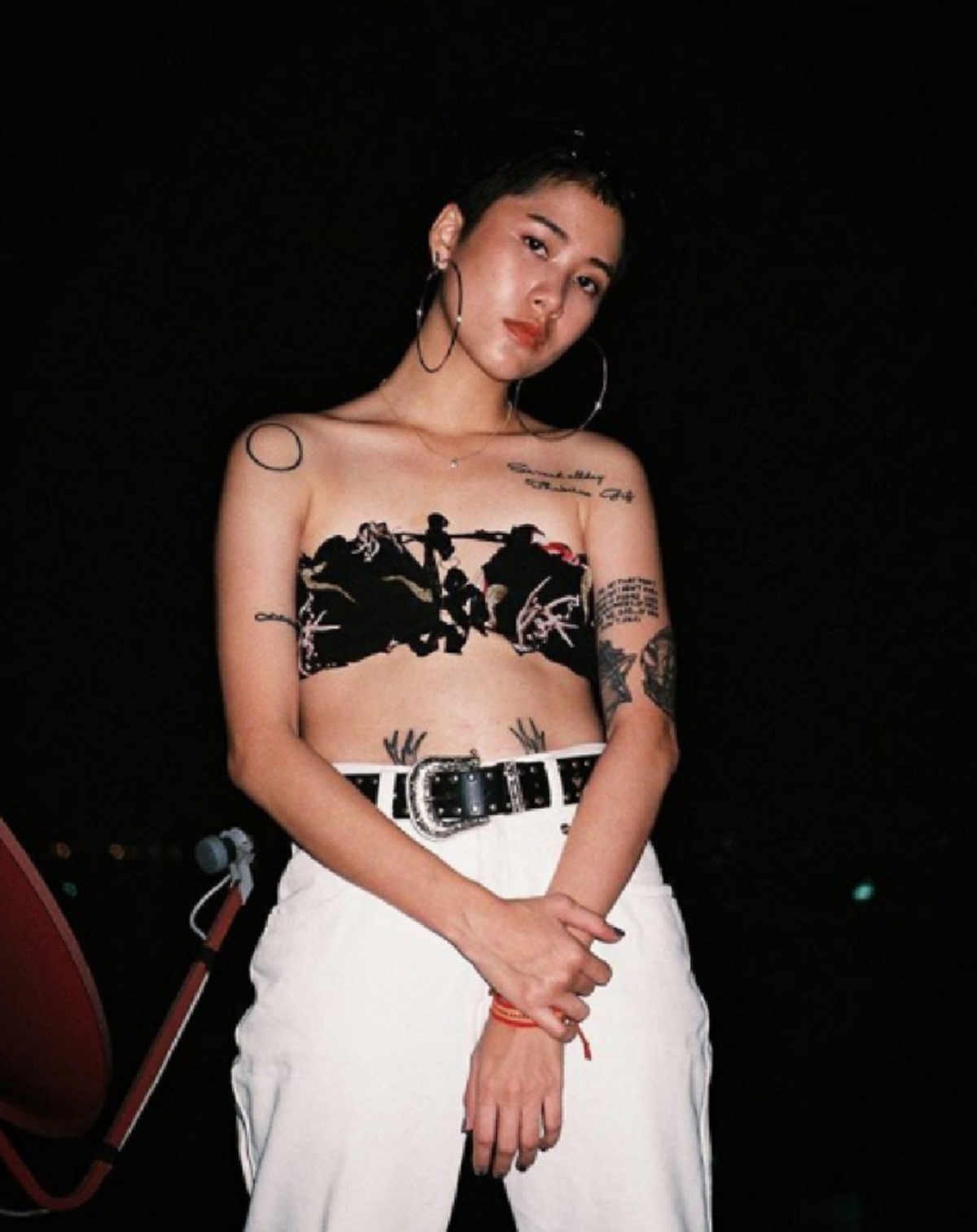 ***ยังจำกันได้ไหม !!! สาวฮิปเตอร์ถ่ายภาพคู่ตำรวจ ขณะโดนใบสั่ง ล่าสุดเปลี่ยนแนว ขอบอกไม่ธรรมดา เผ็ดจนลิ้นชา !?