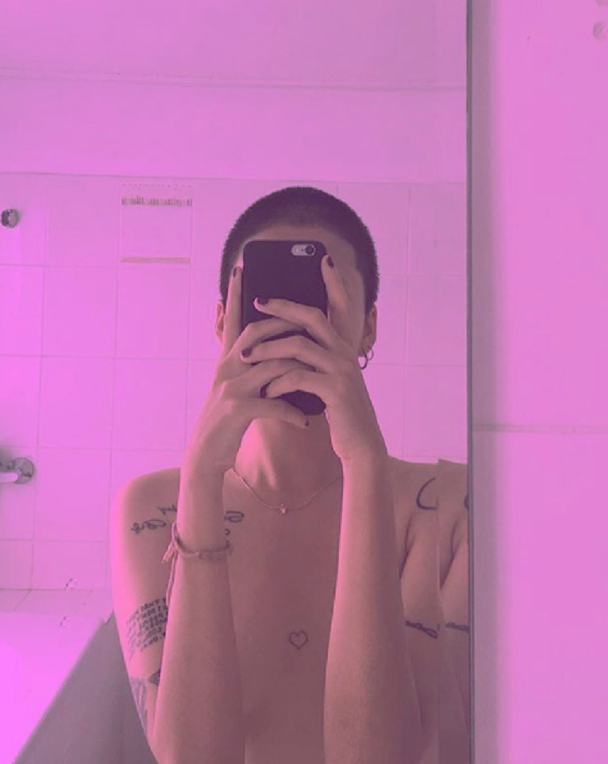 ***ยังจำกันได้ไหม !!! สาวฮิปเตอร์ถ่ายภาพคู่ตำรวจ ขณะโดนใบสั่ง ล่าสุดเปลี่ยนแนว ขอบอกไม่ธรรมดา เผ็ดจนลิ้นชา !?