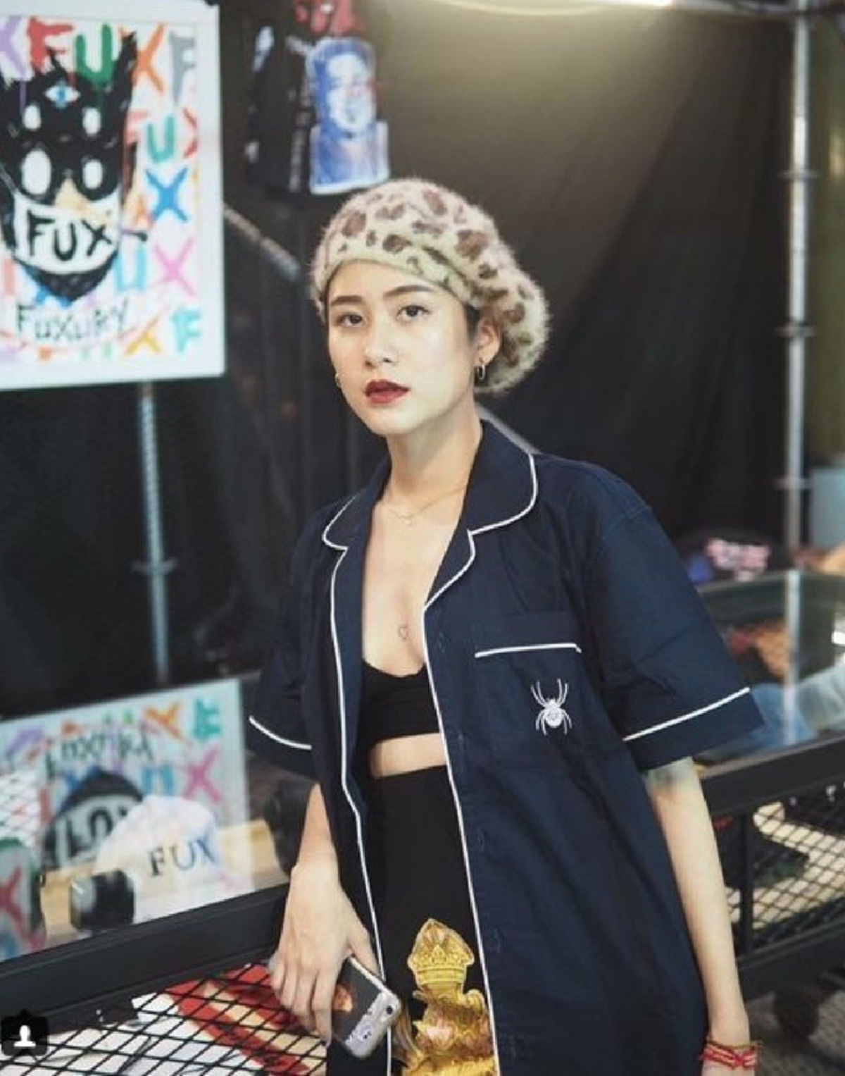 ***ยังจำกันได้ไหม !!! สาวฮิปเตอร์ถ่ายภาพคู่ตำรวจ ขณะโดนใบสั่ง ล่าสุดเปลี่ยนแนว ขอบอกไม่ธรรมดา เผ็ดจนลิ้นชา !?