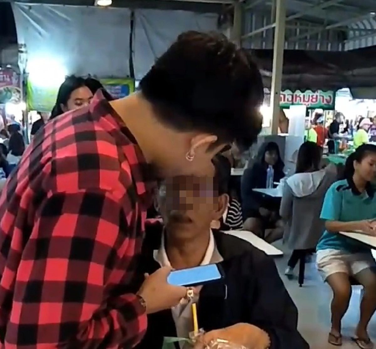 เจอของจริงเข้าให้!!! "หนุ่ม" ใจเด็ดบุกจับ "ลุงหื่น" แอบถ่ายนักศึกษาสาว ได้คาหนังคาเขา แม่ค้ารุมแฉความจริงแทบไม่มีที่ยืน!! (มีคลิป)