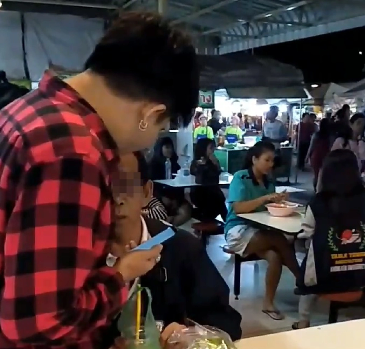 เจอของจริงเข้าให้!!! "หนุ่ม" ใจเด็ดบุกจับ "ลุงหื่น" แอบถ่ายนักศึกษาสาว ได้คาหนังคาเขา แม่ค้ารุมแฉความจริงแทบไม่มีที่ยืน!! (มีคลิป)