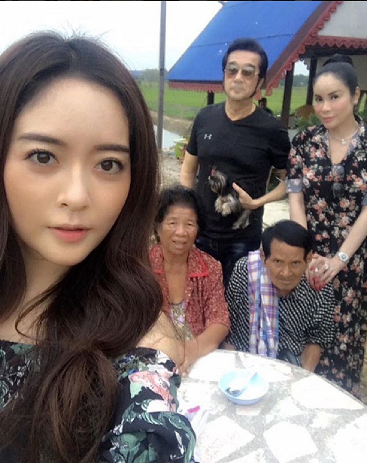 ลูกสาวข้า ใครอย่าแตะ !! "แก้มบุ๋ม" ถูก "พิธีกร"แซวถามว่า"เท่าไหร่?" ทำเอา "คุณพ่อแก้มบุ๋ม" โมโหฟิวขาด ตามตบถึงกอง! หลังพูดหยามลูกสาว! หัวอกค