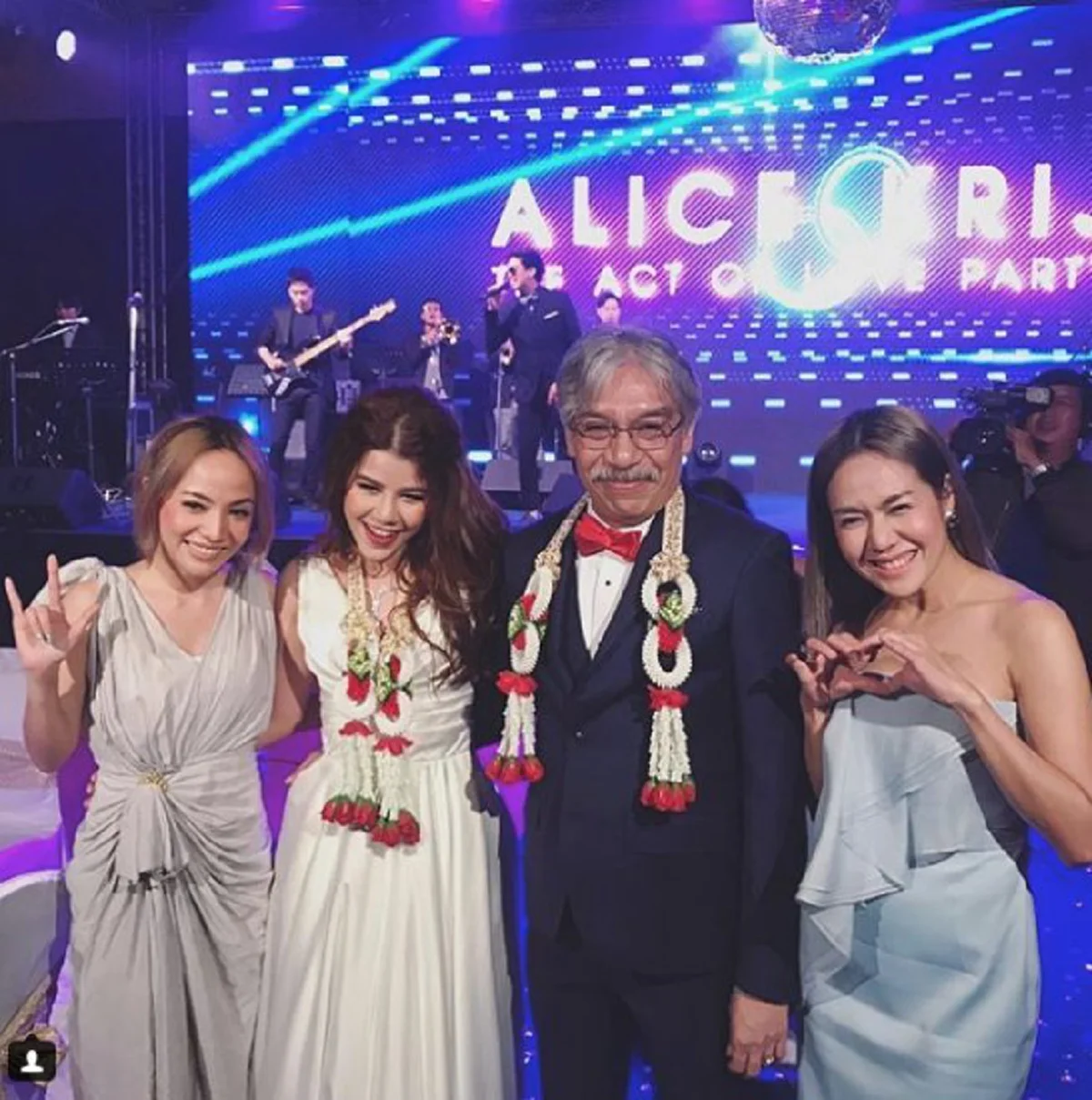 **วิวาห์หวานอีกคู่ !!! "กริช ทอมมัส" ควงแขนแฟนสาวรุ่นลูก "น้องอาลิส" จัดพิธีมงคลสมรสแบบหวานชื่น ! งานนี้ทำเอาชาวเน็ตอิจฉากันถ้วนหน้า