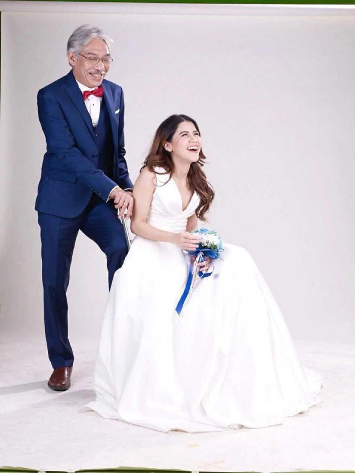 **วิวาห์หวานอีกคู่ !!! "กริช ทอมมัส" ควงแขนแฟนสาวรุ่นลูก "น้องอาลิส" จัดพิธีมงคลสมรสแบบหวานชื่น ! งานนี้ทำเอาชาวเน็ตอิจฉากันถ้วนหน้า