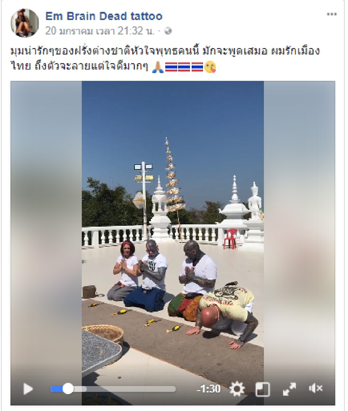 โซเชียลแห่ชื่นชม! ชาวต่างชาติสักลายเต็มตัวแต่หัวใจธรรมะ ชวนเพื่อนเข้าวัดแถมยังสอนกราบพระในวัด พร้อมท่องนะโม 3 จบ (ชมคลิป)