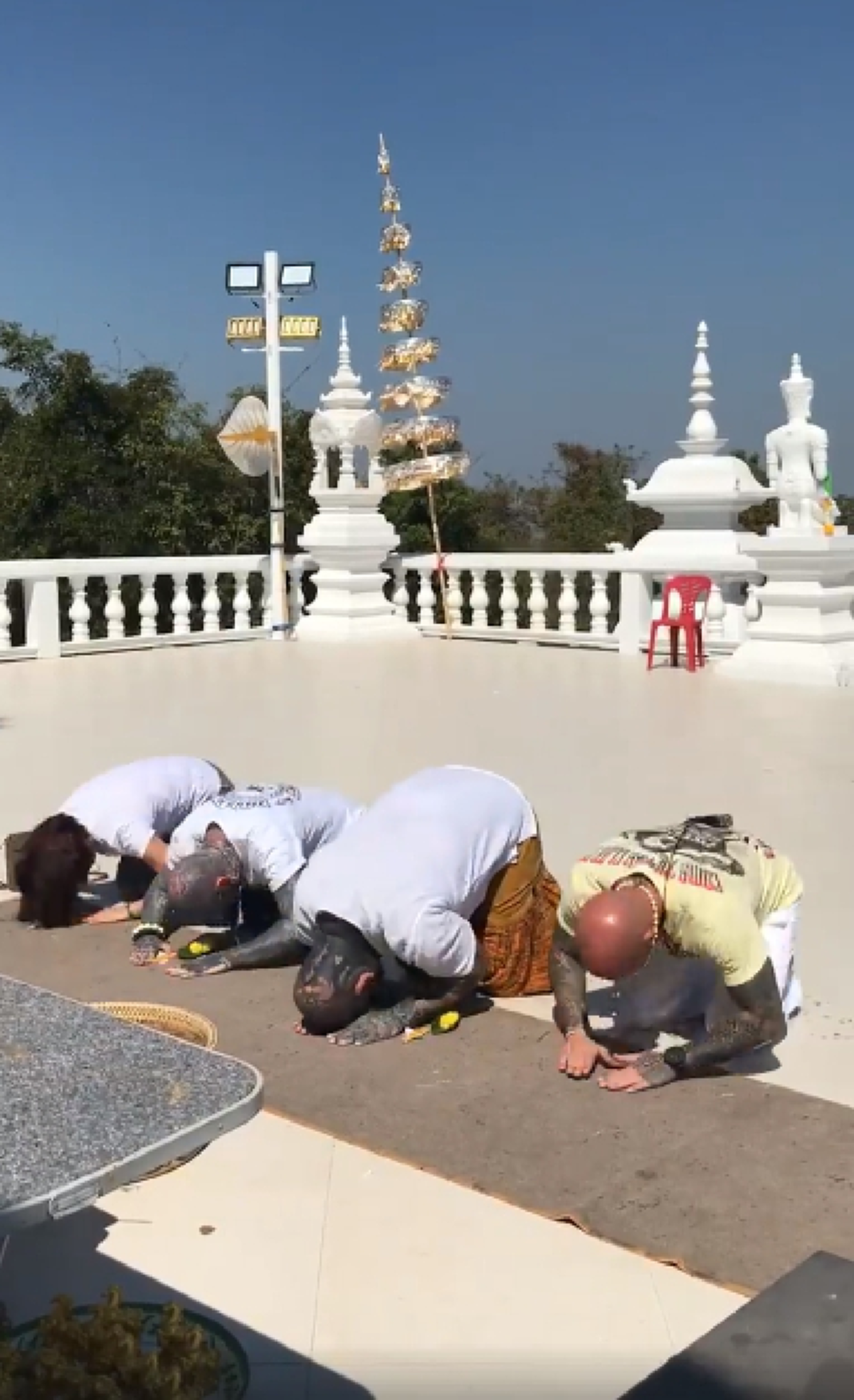 โซเชียลแห่ชื่นชม! ชาวต่างชาติสักลายเต็มตัวแต่หัวใจธรรมะ ชวนเพื่อนเข้าวัดแถมยังสอนกราบพระในวัด พร้อมท่องนะโม 3 จบ (ชมคลิป)