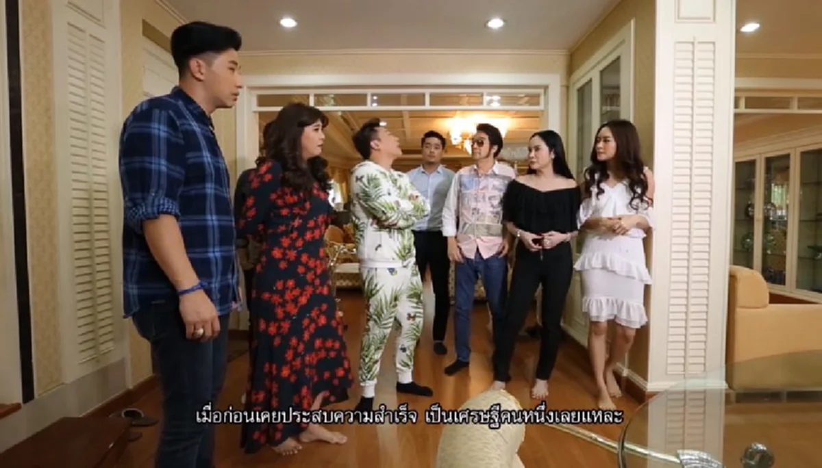 **บุกตบกลางกองถ่าย !!! เปิดคลิปนาที "น้องชาย" นักแสดงสาวชื่อดัง "แก้มบุ๋ม" เดือดจัด หลังพี่สาวถูกพิธีกรพูดเสียดสี ? (คลิป)