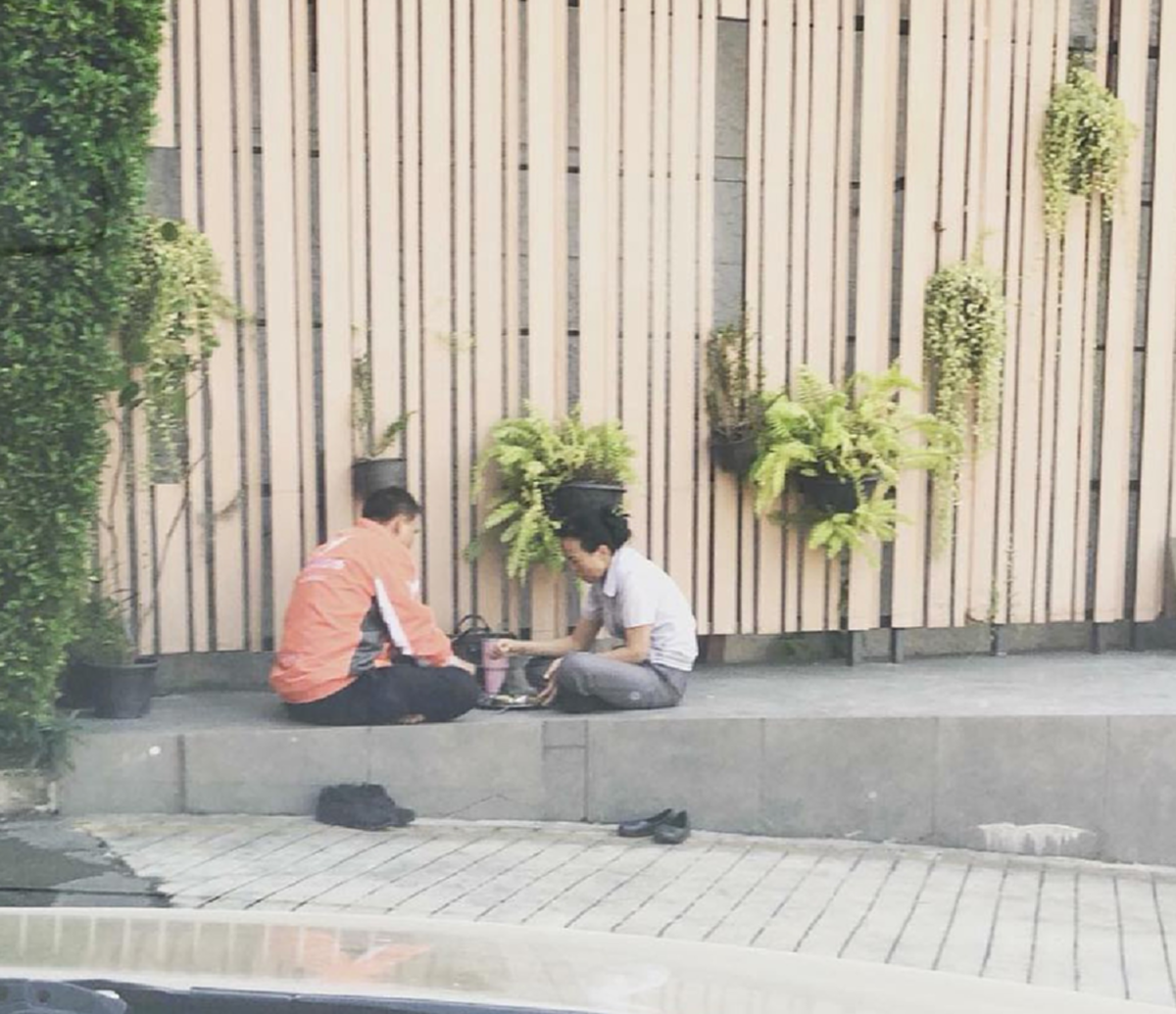 #นี่แหละความสุขที่แท้จริง!! หนุ่มบังเอิญเห็น "คู่รัก" พักกินข้าวหน้าห้าง เลยขอถ่ายรูปเก็บเอาไว้ ก่อนสังเกตที่ชุด บอกเลยยิ่งกว่าละครหลังข่าว