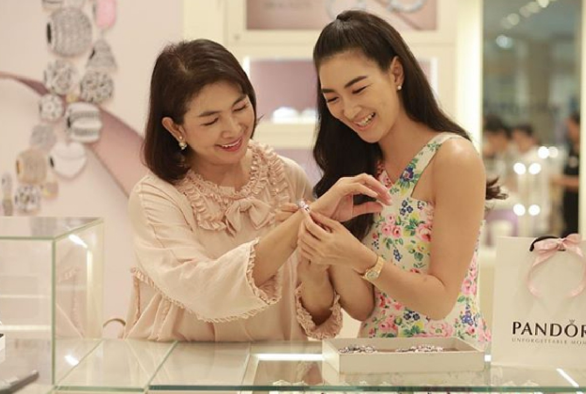 *ถึงกับอ้าปากค้าง!!! เมื่อ "แม่แพนเค้ก" พูดถึงค่าสิดสอด ทำเอา "สารวัตรหมี" ปาดเหงื่ออย่างแรง!!! (คลิป)