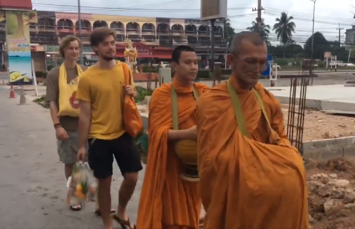 สุดน่ารัก! นักท่องเที่ยวชาวเดนมาร์ค วัย 21 ปี สองคน มาขอเป็นเด็กวัด เดินตามพระบิณฑบาต  เพื่อศึกษาขนบธรรมเนียมประเพณีของประเทศไทย (คลิป)