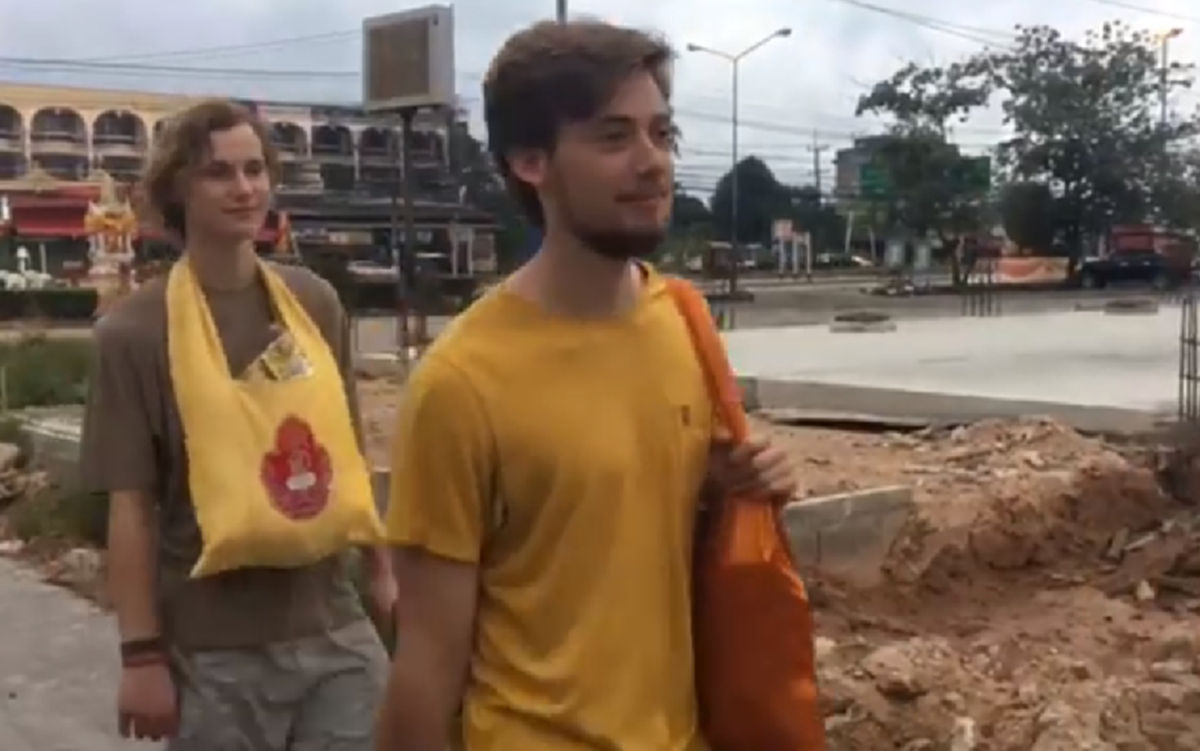 สุดน่ารัก! นักท่องเที่ยวชาวเดนมาร์ค วัย 21 ปี สองคน มาขอเป็นเด็กวัด เดินตามพระบิณฑบาต  เพื่อศึกษาขนบธรรมเนียมประเพณีของประเทศไทย (คลิป)