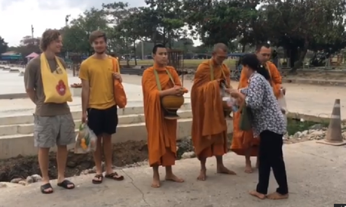 สุดน่ารัก! นักท่องเที่ยวชาวเดนมาร์ค วัย 21 ปี สองคน มาขอเป็นเด็กวัด เดินตามพระบิณฑบาต  เพื่อศึกษาขนบธรรมเนียมประเพณีของประเทศไทย (คลิป)