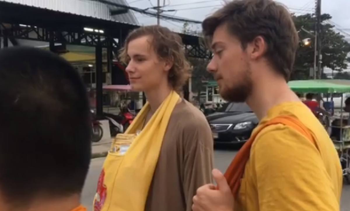 สุดน่ารัก! นักท่องเที่ยวชาวเดนมาร์ค วัย 21 ปี สองคน มาขอเป็นเด็กวัด เดินตามพระบิณฑบาต  เพื่อศึกษาขนบธรรมเนียมประเพณีของประเทศไทย (คลิป)