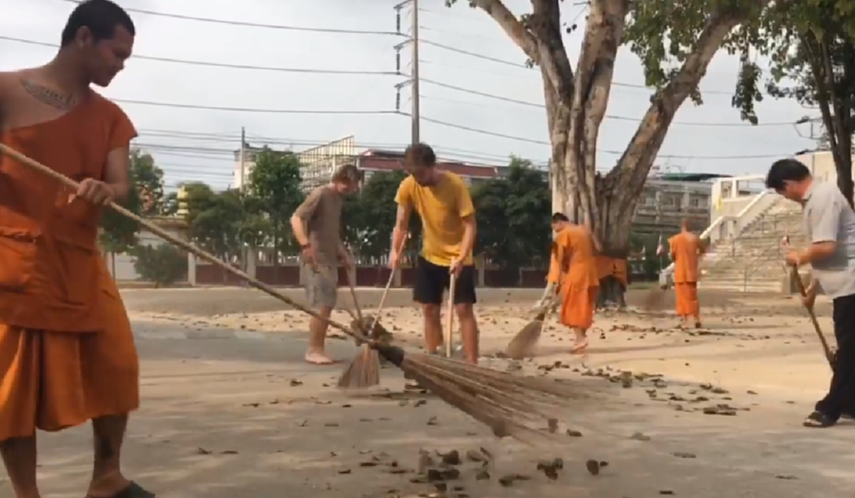 สุดน่ารัก! นักท่องเที่ยวชาวเดนมาร์ค วัย 21 ปี สองคน มาขอเป็นเด็กวัด เดินตามพระบิณฑบาต  เพื่อศึกษาขนบธรรมเนียมประเพณีของประเทศไทย (คลิป)