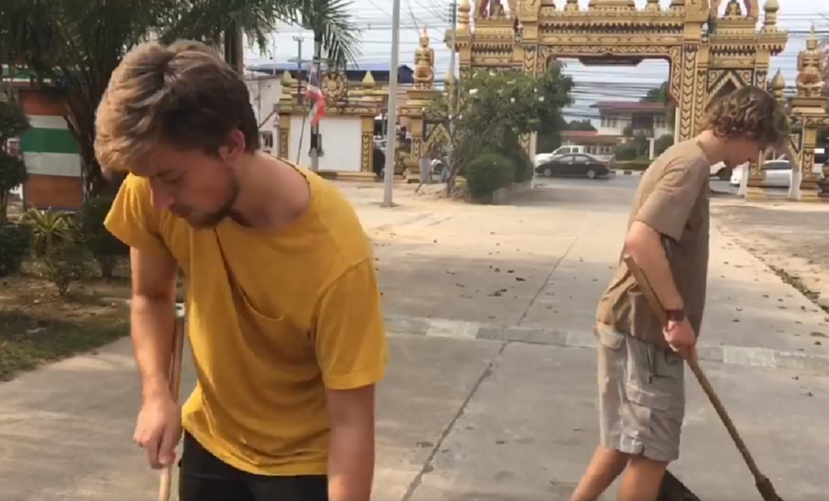 สุดน่ารัก! นักท่องเที่ยวชาวเดนมาร์ค วัย 21 ปี สองคน มาขอเป็นเด็กวัด เดินตามพระบิณฑบาต  เพื่อศึกษาขนบธรรมเนียมประเพณีของประเทศไทย (คลิป)