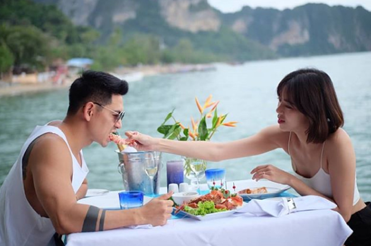*กรี๊ดสนั่นร้าน!!! เมื่อสามี หนุ่ม"เพชรจ้า"เซอร์ไพร์สของขวัญครบรอบแต่งงานภรรยา ด้วยของมูลค่าที่ไม่ธรรมดา บอกเลยทำเอาคนอิจฉาหนักมาก!!! (คลิป)