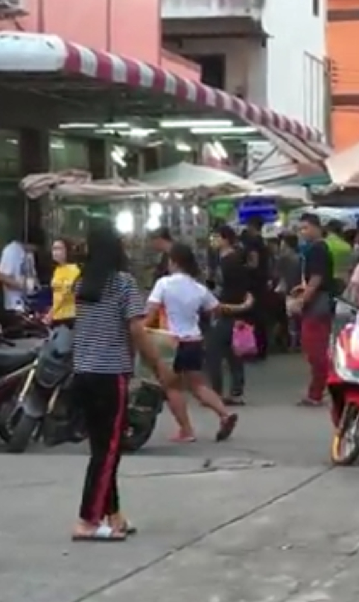 แห่ดูเป็นล้าน!! ภรรยาไปจ่ายตลาด นานผิดปกติ สามีหิวทนไม่ไหว ไปไล่ตาม พอไปเห็นถึงอึ้ง!! เต็มๆสองตา แฟนจ๋าทำอะไรลงไป?? (ชมคลิป)