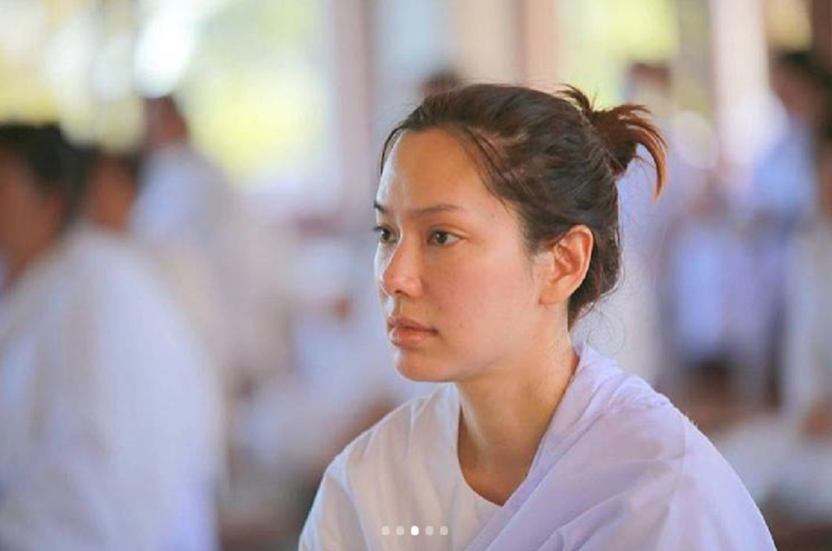 แอบส่องชีวิตล่าสุด !!! นักแสดงสาว "จอย รินลณี" ละทางโลกเข้าทางธรรม กลายเป็นสายบุญตัวจริง เข้าวัดปฏิบัติธรรมนุ่งขาวห่มขาว ??