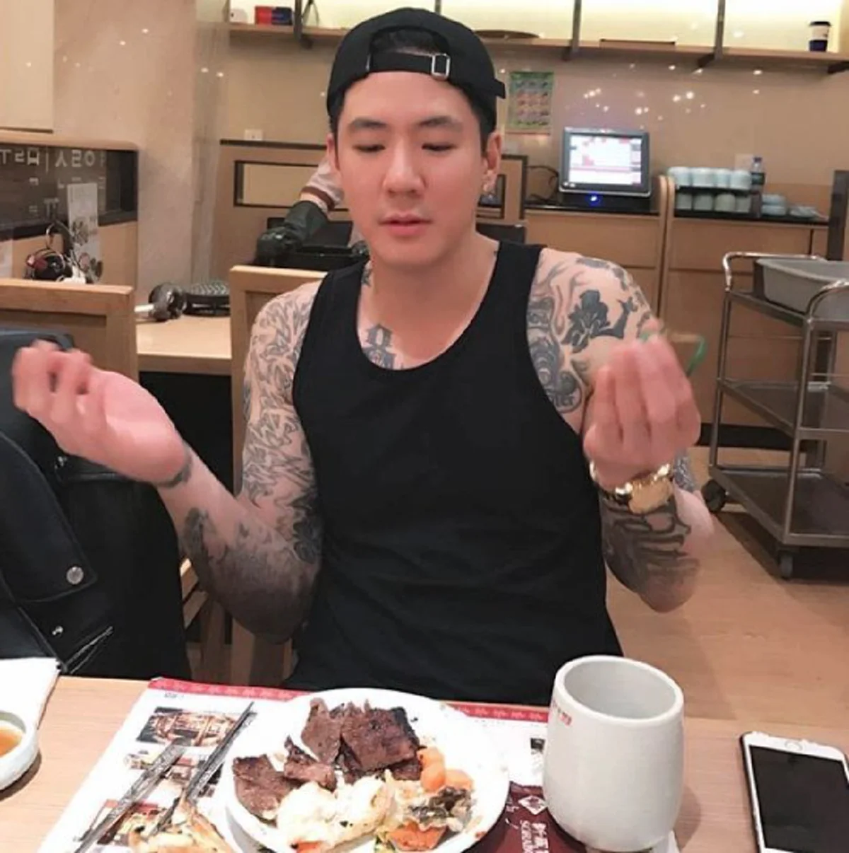 ***แทบไม่น่าเชื่อ !! ส่องชีวิตล่าสุด "ฮาเวิร์ด หวัง" หลังเลิก "เอมมี่ แม็กซิม" กลายเป็นหนุ่มอบอุ่นรักครอบครัว แถมยังช่วยเหลือคนไร้บ้าน !?